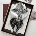Elegante foulard di seta bianco e nero con motivo floreale in scatola regalo premium - Bianco