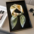 Detail eines Seidenschals mit Ginkgo-Muster auf Tablett mit Sonnenbrille und Magazin - Seegrün / 70x70cm