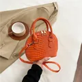 Elegante borsa a tracolla arancione goffrata con manici e dettagli in oro lucido - Arancione