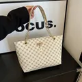 Bolso tote beige con patrón de monograma marrón y colgante de reno dorado de moda - Blanco