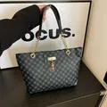 Bolso tote negro clásico con patrones geométricos y colgante de ciervo dorado chic - Negro