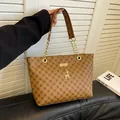Bolso tote marrón con monograma, asas de cadena dorada y colgante de ciervo - Caqui
