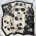 Eleganter Seidenschal mit schwarz-weißem Rosenmuster und hochwertigem Satin-Finish - Schwarz