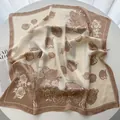 Eleganter Seidenschal mit Rosenmuster in Beige und Braun, quadratisches Design - Khaki