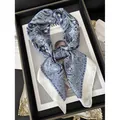Elegante marineblauwe zijden sjaal met paisley-patroon en witte rand voor dames - Marineblauw