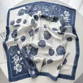 Eleganter Seidenschal in Creme mit marineblauen Rosenprints und glattem Satin-Finish - Himmelblau