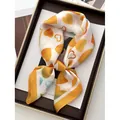 Carré de soie blanc de luxe avec motifs de cœurs dorés et une bordure jaune éclatante - Jaune Citron