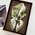 Detail von Seidenschal mit Lotus-Druck und eleganter Geschenkbox für Präsentation - Olivgrün Elfenbeins weiß Realistisch Floral Stil (27)