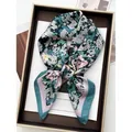Élégant foulard carré en soie multicolore noué en nœud avec des motifs floraux - vert olive