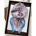 Carré de soie floral satiné rose et bleu avec une finition texturée élégante et douce - Bleu