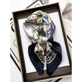 Marineblauer und gelber Seidenschal mit Paisley-Muster in einer Geschenkbox - Marineblau