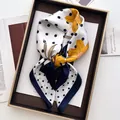 Foulard in seta 70cm con fiori gialli e pois blu scuro su sfondo bianco stile vintage - Bianco Fiore Giallo Bordo Navy (29)