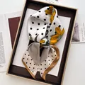 Sciarpa di seta a pois e fiori gialli annodata a fiocco su rivista di moda - Nero Bianco Pois Fiore Giallo (30)
