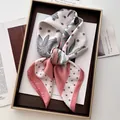 Elegante foulard in seta da 70 cm con fiori e pois in una scatola regalo di lusso - Rosa Bianco Grigio Pois Fiore (32)