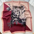Detalle de un pañuelo de seda vintage con estampado floral y bordes enrollados a mano - 65cm x 65cm / Rojo