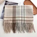 Détail d'une écharpe à carreaux beige et marron avec franges douces et texture de qualité - Kaki