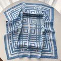 Vue détaillée d'un foulard carré en soie à rayures avec motifs géométriques bleus - 65x65cm / Bleu ciel