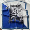 Vista detallada de un pañuelo de seda cuadrado con un gran diseño de rosa azul y blanca - 65cm x 65cm / Azul