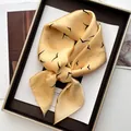 Élégant foulard carré en soie jaune avec imprimé oiseau abstrait et finition satinée - Style Oiseau Minimaliste Jaune Oie (24)