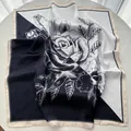 Detalle del patrón de rosas negras y blancas en el elegante pañuelo de seda vintage - 65cm x 65cm / Negro