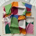 Foulard quadrato in raso con stampa geometrica artistica in rosa, blu e verde vibrante - verde chiaro