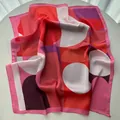 Elegante foulard di seta quadrato con audaci motivi geometrici pop art rossi e viola - Rosa