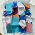 Foulard in seta con motivi geometrici colorati ed eleganti blocchi astratti - Blu