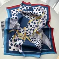 Carré de soie bleu marine et rouge avec pois et motifs de chaînes dorées élégants - Bleu