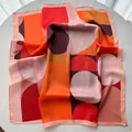 Sciarpa quadrata in seta con motivi geometrici arancioni e rosa e cuciture di alta qualità - Rosso Arancio