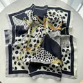 Carré de soie élégant avec pois noirs et blancs rétro et motifs de chaînes dorées chic - Noir