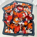 Gros plan du foulard en soie élégant avec motif floral vintage orange et bleu marine - Marine Rouge Orange Modern Floral (28)
