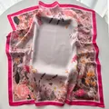 Detail eines Seidenschals mit Blumenprint, Satingewebe und fuchsiafarbenem Rand - Rosa