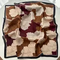 Détail d'un foulard en soie de luxe avec motif floral bordeaux et bordure noire - Bordeaux Caramel Vintage Floral (26)
