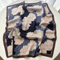 Gros plan détaillé d'un grand foulard en soie aux motifs floraux vintage sur table blanche - Marine Beige Brun Floral (27)