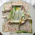 Dettaglio della sciarpa di seta con rose arancioni e trama di tessuto sfumato fine - Verde chiaro