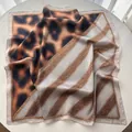 Seidig weiches Seidentuch mit Leopardenmuster in Orange und goldener Kettenumrandung - Kaffeebraun