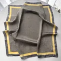 Eleganter Seidenschal mit geometrischem Kettendruck und gelbem Rand-Design - Grau