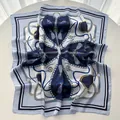 Pañuelo cuadrado de seda sintética azul con estampados ecuestres de cadenas y borlas - Azul Cielo