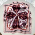 Pañuelo cuadrado de seda con estampado ecuestre rosa, cadenas y borlas elegantes - Rosa