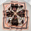 Pañuelo de seda rosa estilo ecuestre con cadenas doradas y estampado de borlas - Color Piel