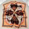 Pañuelo de seda cuadrado con estampado vintage de cadenas y borlas en naranja y café - Naranja
