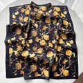Detailweergave van de bloemenprint op elegante zwarte zijden sjaal met zachte textuur - Zwart