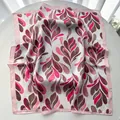 Elegante foulard quadrato in seta rosa e tortora con motivi di foglie astratte - Rosa
