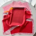 Seidenschal mit rot-rosa Farbverlauf und feinem Blumendruck auf weißem Untergrund - Rosa