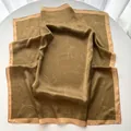Detail van olijfgroene zijden sjaal met witte bloemenprint en roze rand - Khaki