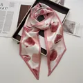 Dettaglio del foulard in seta con stampa di melograno rosa e beige dalla finitura satinata - Rosa