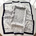 Detail van een vierkante zijden sjaal met vintage zwarte bloemenprint en satijnglans - Wit