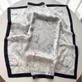 Elegante foulard di seta avorio con stampa floreale nera e bordo a contrasto - Bianco