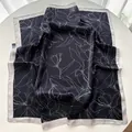 Sciarpa di seta retrò francese con stampa di magnolia blu navy e arte lineare - Nero