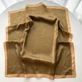 Foulard in seta vintage verde oliva con stampa magnolia e bordo color champagne - Cachi